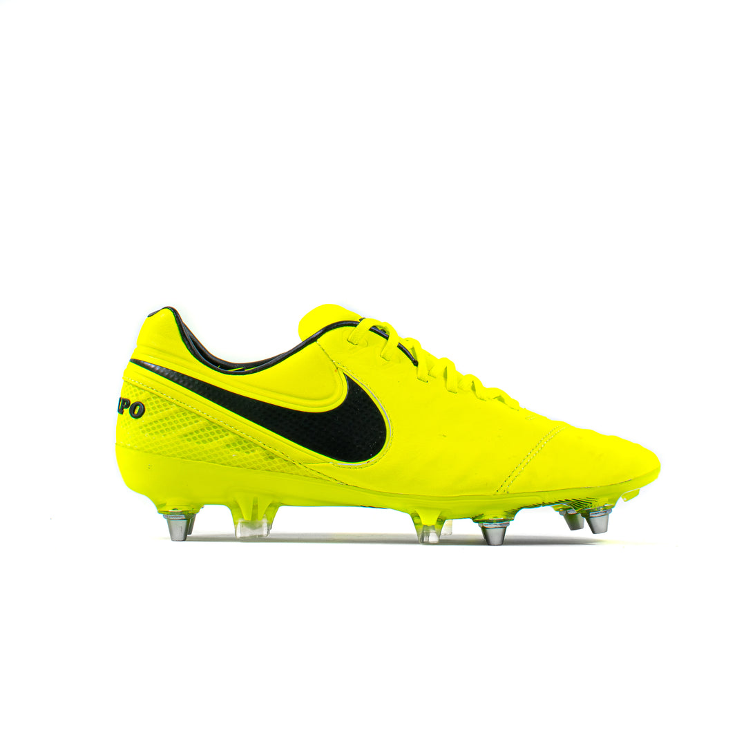 Nike soccer boots tiempo on sale